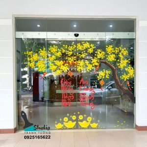 Vẽ tranh kính trang trí tết hoa đào hoa mai công ty